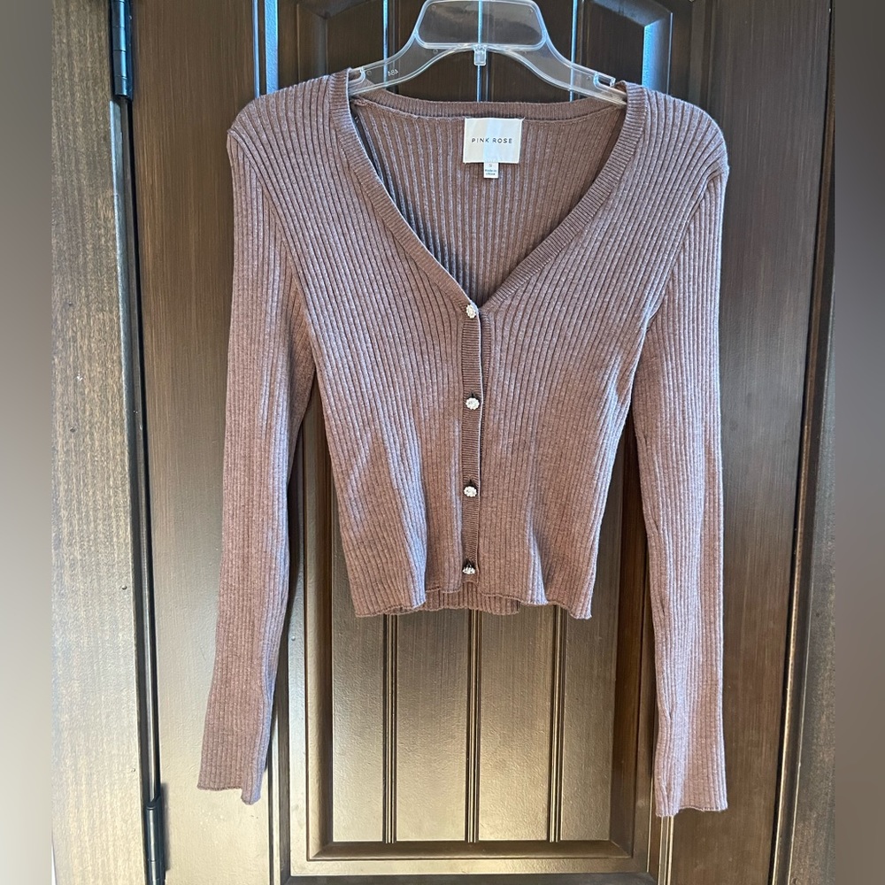 Cropped, ribbed cardigan with gem buttons